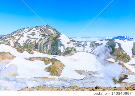 初夏の室堂平から見た地獄谷 富山県立山町 初夏の室堂平から見た地獄谷 富山県立山町 140840997