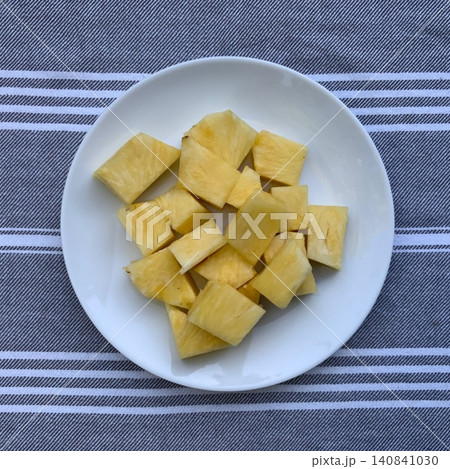 Fresh pineapple cubes with a golden yellow color and juicy, tropical sweetness. Their bright, refreshing taste makes them perfect for fruit bowls, smoothies, skewers, and vibrant food presentations. 140841030