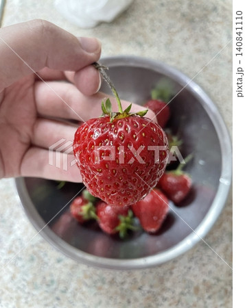 Fresh, juicy strawberries with a vibrant red color and sweet, slightly tangy flavor. Perfect for snacking, adding to desserts, smoothies, or salads, they bring a burst of natural sweetness to any dish Fresh, juicy strawberries with a vibrant red color and sweet, slightly tangy flavor. Perfect for snacking, adding to desserts, smoothies, or salads, they bring a burst of natural sweetness to any dish 140841110