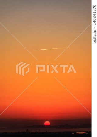 燃えるような夕焼け空と大阪湾の向こうへ沈みゆく大きな太陽の夕暮れ風景 燃えるような夕焼け空と大阪湾の向こうへ沈みゆく大きな太陽の夕暮れ風景 140841370