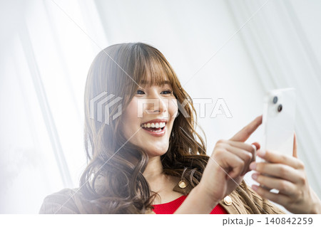 若い女性　スマホ　笑顔　検索 140842259