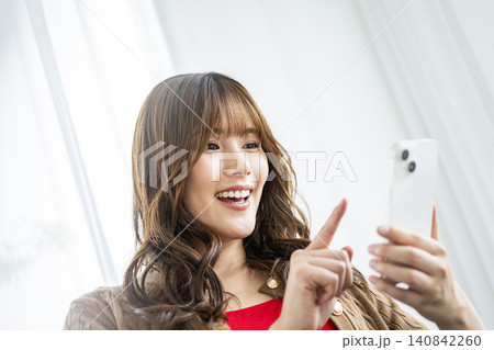 若い女性 スマホ 笑顔 検索 若い女性 スマホ 笑顔 検索 140842260