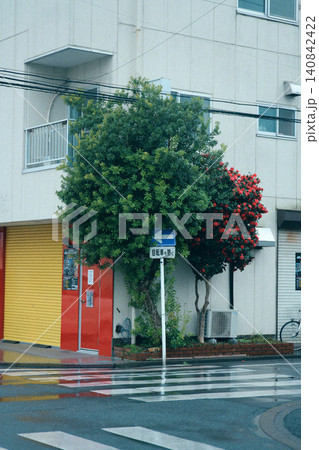 矢印看板のある街角 矢印看板のある街角 140842422