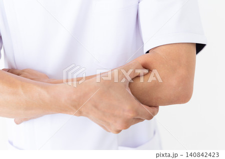 腕のツボを押す白衣を着たミドル男性の鍼灸師・整体師 腕のツボを押す白衣を着たミドル男性の鍼灸師・整体師 140842423