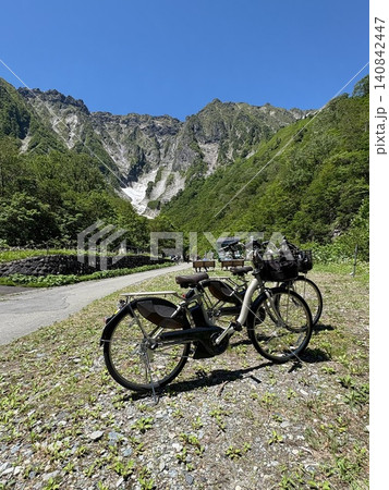 谷川岳マチガ沢の新緑と残雪の谷川岳一ノ倉沢|レンタサイクル|群馬県みなかみ町の自然景観 谷川岳マチガ沢の新緑と残雪の谷川岳一ノ倉沢|レンタサイクル|群馬県みなかみ町の自然景観 140842447