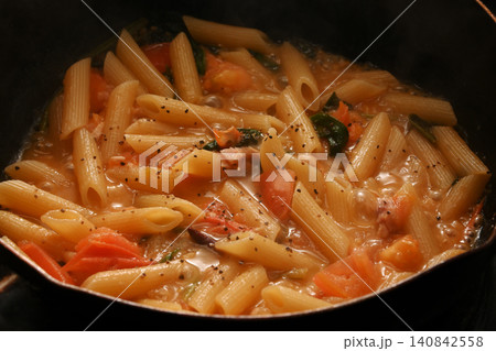 ペンネのトマトソースパスタ 140842558