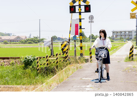 自転車移動をする女子高校生の通学風景 自転車移動をする女子高校生の通学風景 140842865