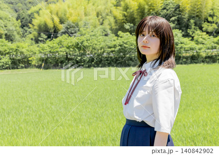 田園風景にたたずむ女子高校生のポートレート 田園風景にたたずむ女子高校生のポートレート 140842902