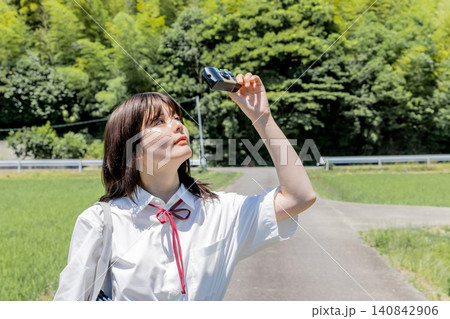 インスタントカメラで撮影する女子高校生 インスタントカメラで撮影する女子高校生 140842906