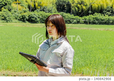 タブレットでスマート農業を行う若い女性農業従事者 タブレットでスマート農業を行う若い女性農業従事者 140842908