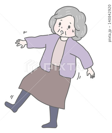 室内でバランスを崩してよろける高齢女性 室内でバランスを崩してよろける高齢女性 140842920
