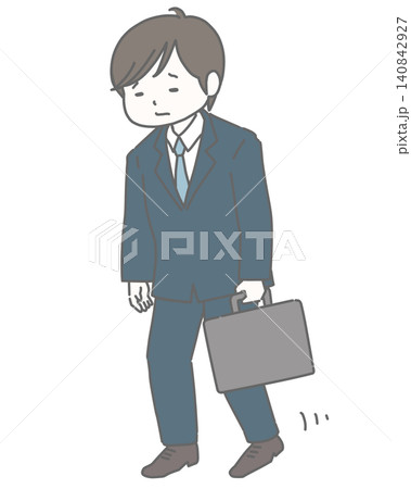 疲れて重い足取りで歩くスーツの男性 140842927