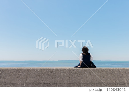 海を眺める後ろ姿の女子高校生 海を眺める後ろ姿の女子高校生 140843041