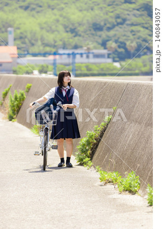 海辺の通学路で自転車を押す女子高校生のポートレート 海辺の通学路で自転車を押す女子高校生のポートレート 140843057