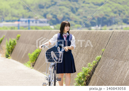 海辺の通学路で自転車を押す女子高校生のポートレート 海辺の通学路で自転車を押す女子高校生のポートレート 140843058