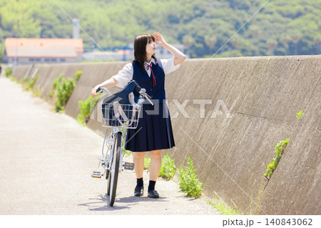 海辺の通学路で自転車を押す女子高校生のポートレート 海辺の通学路で自転車を押す女子高校生のポートレート 140843062