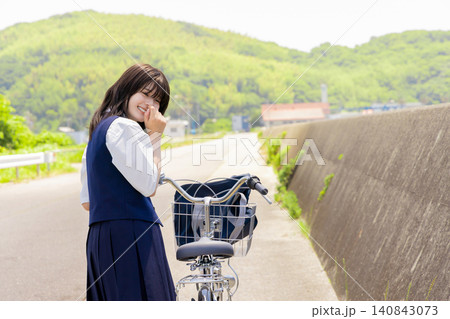 振り返って微笑む自転車通学の女子高校生 140843073