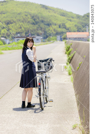 振り返って微笑む自転車通学の女子高校生 振り返って微笑む自転車通学の女子高校生 140843075