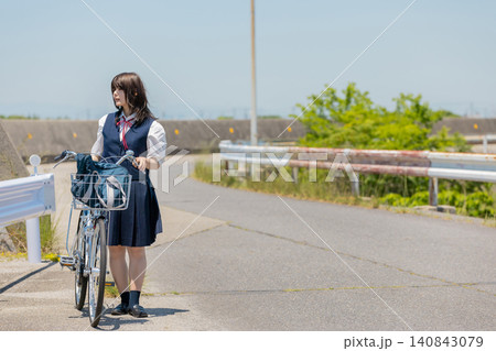 自転車通学中の女子高校生 140843079