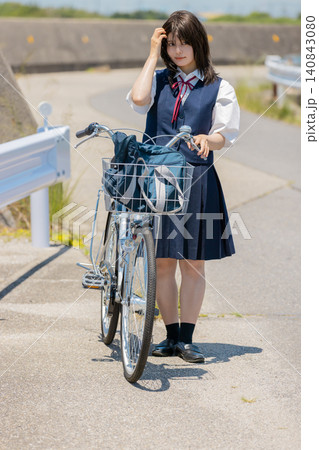 自転車通学中の女子高校生 140843080