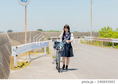 自転車通学中の女子高校生 自転車通学中の女子高校生 140843081