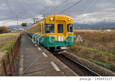 富山地方鉄道 本線 越中泉駅 富山地方鉄道 本線 越中泉駅 140843127