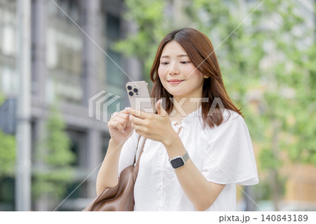 スマートフォンを持つ笑顔の日本人女性のポートレート 140843189