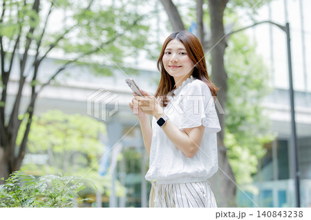 スマートフォンを操作する日本人女性のポートレート スマートフォンを操作する日本人女性のポートレート 140843238