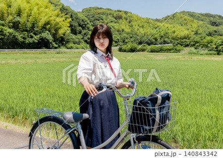 田園風景と自転車通学の女子高校生ポートレート 140843342