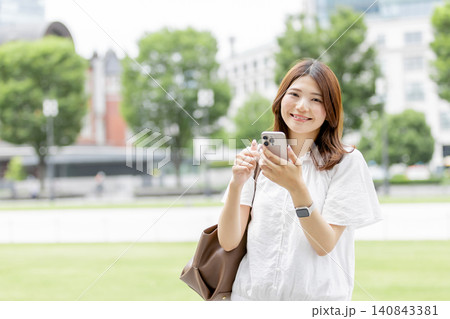 スマートフォンを使う笑顔の日本人女性 140843381