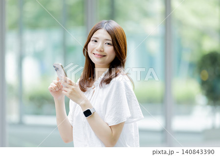 スマートフォンを持つ日本人女性 スマートフォンを持つ日本人女性 140843390