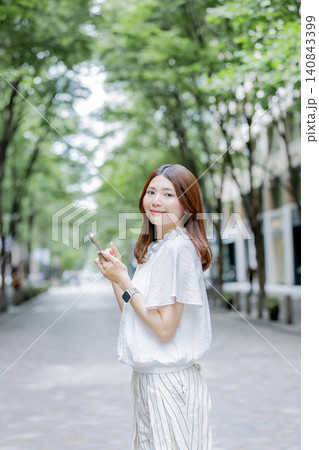 スマートフォンを操作する日本人女性のポートレート 140843399