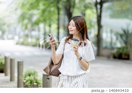スマートフォンを使う日本人女性 140843410