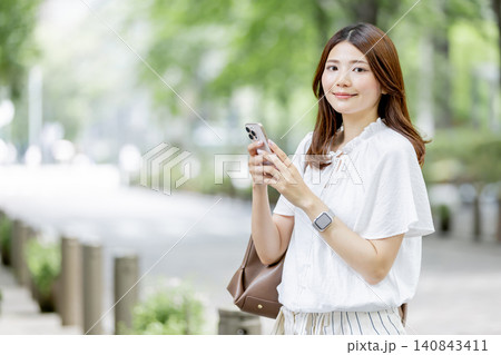 スマートフォンを使う日本人女性 140843411