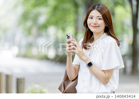 スマートフォンを使う日本人女性 140843414