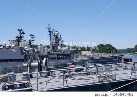 試験艦あすかの艦首越しに見た護衛艦あまぎり 試験艦あすかの艦首越しに見た護衛艦あまぎり 140843462