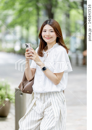 スマートフォンを使う日本人女性 140843516