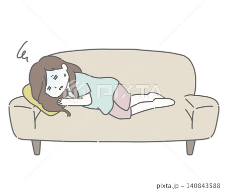 ソファで横になる体調不良の女性 ソファで横になる体調不良の女性 140843588