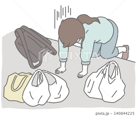 買い物の荷物が重くてへたり込む女性 買い物の荷物が重くてへたり込む女性 140844225