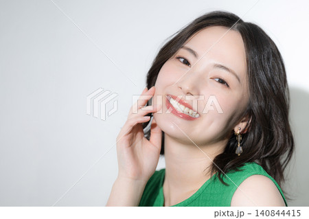 白背景で洋服のビタミンカラーの元気いっぱいの美容やビューティーイメージのかわいい女性 クローズアップ 白背景で洋服のビタミンカラーの元気いっぱいの美容やビューティーイメージのかわいい女性 クローズアップ 140844415
