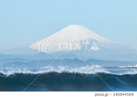 湘南鵠沼海岸 冠雪した富士山と波 湘南鵠沼海岸 冠雪した富士山と波 140844569