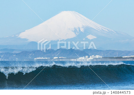 湘南鵠沼海岸 冠雪した富士山と波 湘南鵠沼海岸 冠雪した富士山と波 140844573