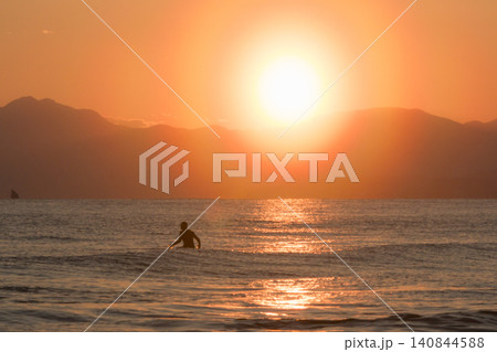 湘南鵠沼海岸 花粉光環の夕陽とサーファーのシルエット 湘南鵠沼海岸 花粉光環の夕陽とサーファーのシルエット 140844588