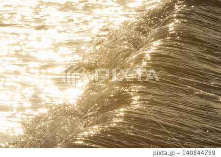 湘南鵠沼海岸 朝陽を浴びて煌めく波 湘南鵠沼海岸 朝陽を浴びて煌めく波 140844789