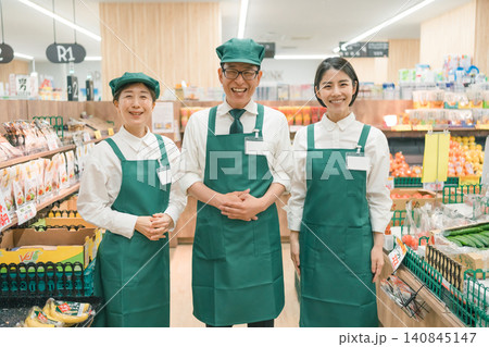 スーパーマーケット店内で笑顔を見せる3人のスタッフ 140845147