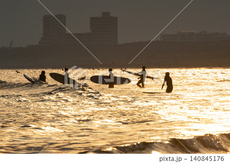 湘南鵠沼海岸 夕方のサーファーたちのシルエット 湘南鵠沼海岸 夕方のサーファーたちのシルエット 140845176