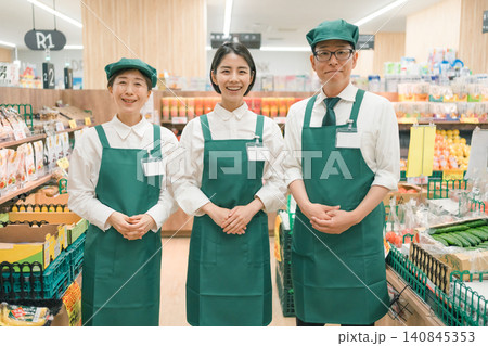 スーパーマーケット売り場で微笑む3人の店員 140845353