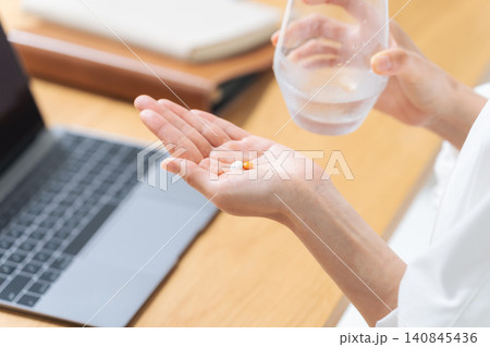 薬を飲む女性。医薬品、サプリメント、常備薬、錠剤、ジェネリック、ビタミン剤、風邪薬、頭痛薬、便秘薬 薬を飲む女性。医薬品、サプリメント、常備薬、錠剤、ジェネリック、ビタミン剤、風邪薬、頭痛薬、便秘薬 140845436