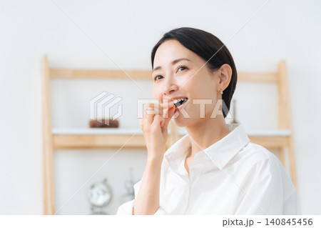 薬を飲む女性。医薬品、サプリメント、常備薬、ジェネリック、ビタミン剤、風邪薬、頭痛薬、便秘薬 薬を飲む女性。医薬品、サプリメント、常備薬、ジェネリック、ビタミン剤、風邪薬、頭痛薬、便秘薬 140845456