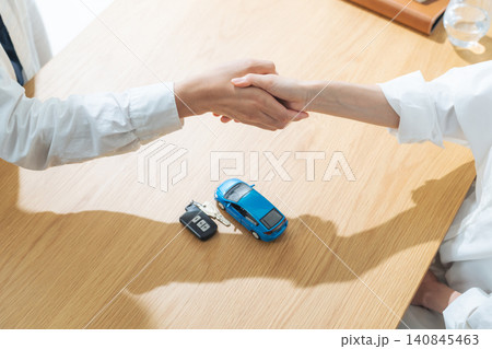 握手する人々と車のキー。レンタカー、納車、ディーラー、スマートキー、ワイヤレスキー、ドライバー 握手する人々と車のキー。レンタカー、納車、ディーラー、スマートキー、ワイヤレスキー、ドライバー 140845463